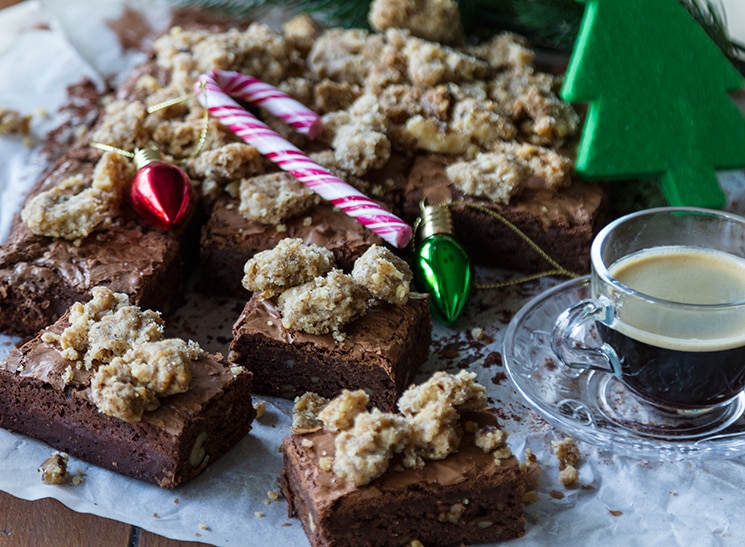 Χριστουγεννιάτικα Brownies Σοκολάτας με καρύδι του Άκη Πετρετζίκη