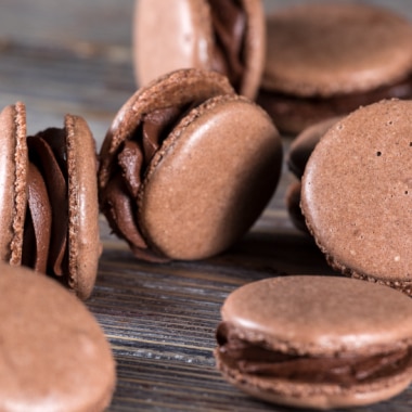 Macaron με γέμιση γκανάζ πραλίνας του Άκη Πετρετζίκη με Nestlé Dessert