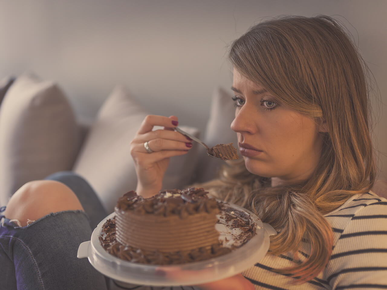 Γυναίκα τρώει cake/Ψυχολογική πείνα και πως θα τη νικήσω